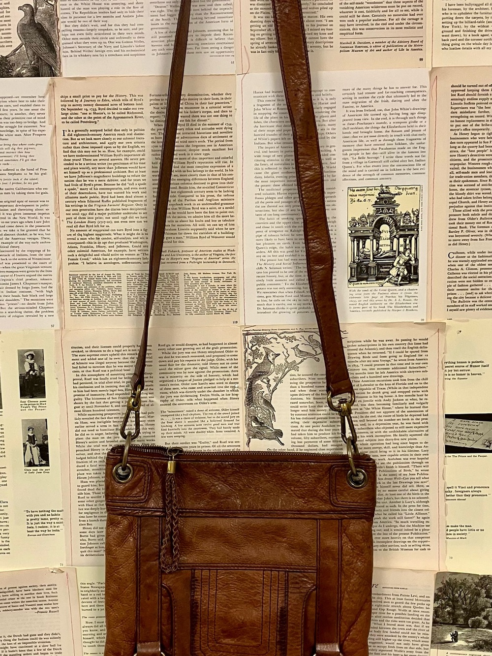 Classic Brown Leather Crossbody Le Sak Shoulder Bag with Adjustable Strap
